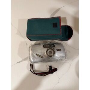 Quickshot 35mm Focus Free Film Camera Silver DI-4410 Point and Shoot with Case